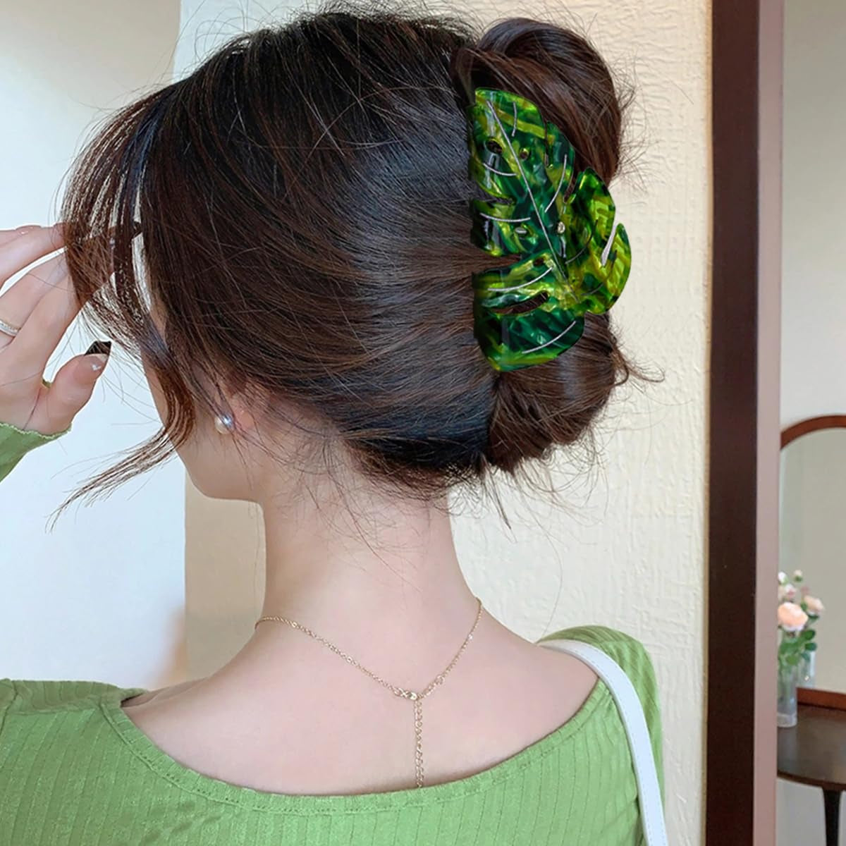 Hair Claw Clip, 3.54 Inch Leaf Design for Thick or Thin Hair, Strong Hold Spring Jaw Clamp Accessory for Women, Green